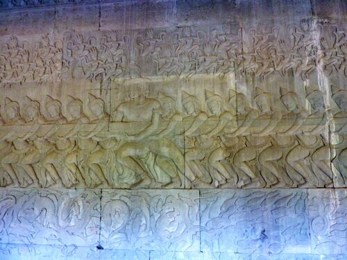 Барельеф восточной галереи Ангкор Ват. Пахтание Молочного Океана. Девы.